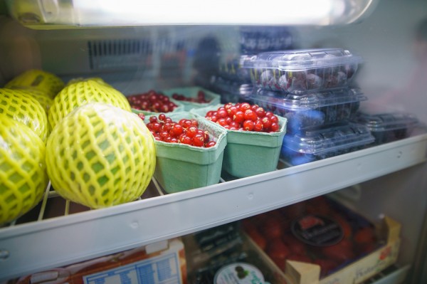 menyimpan buah ke dalam kulkas