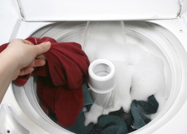 mencuci baju